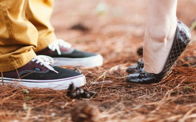 je-huwelijk-een-spiegel_People-in-nature-footwear-shoe-grass-soil-leg-1621785-pxhere